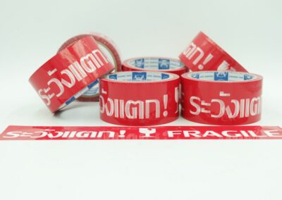 เทประวังแตก พื้นแดงอักษรสีขาว