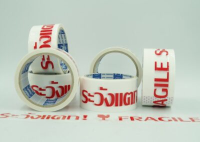 เทประวังแตก พื้นขาวอักษรสีแดง